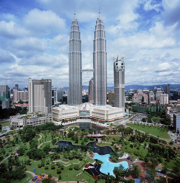 Petronas Tower 1 and Petronas Tower 2 in Kuala Lumpur, Malaysia (451.9 m)